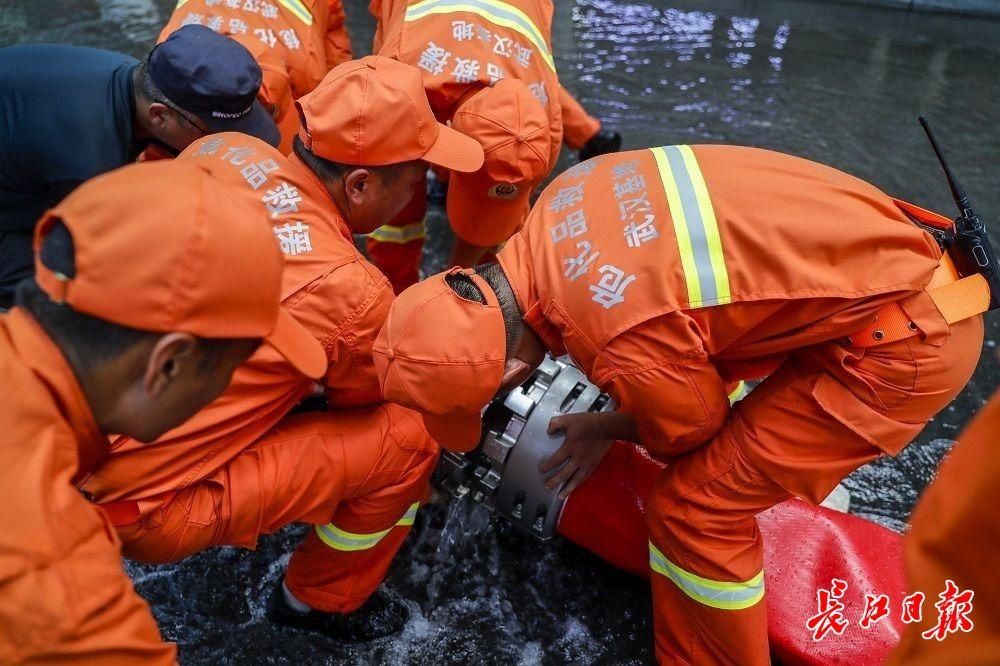 京广铁路|武汉救援队驰援新乡，积水5米深的新乡人民中路短暂通车，抽排还在进行中