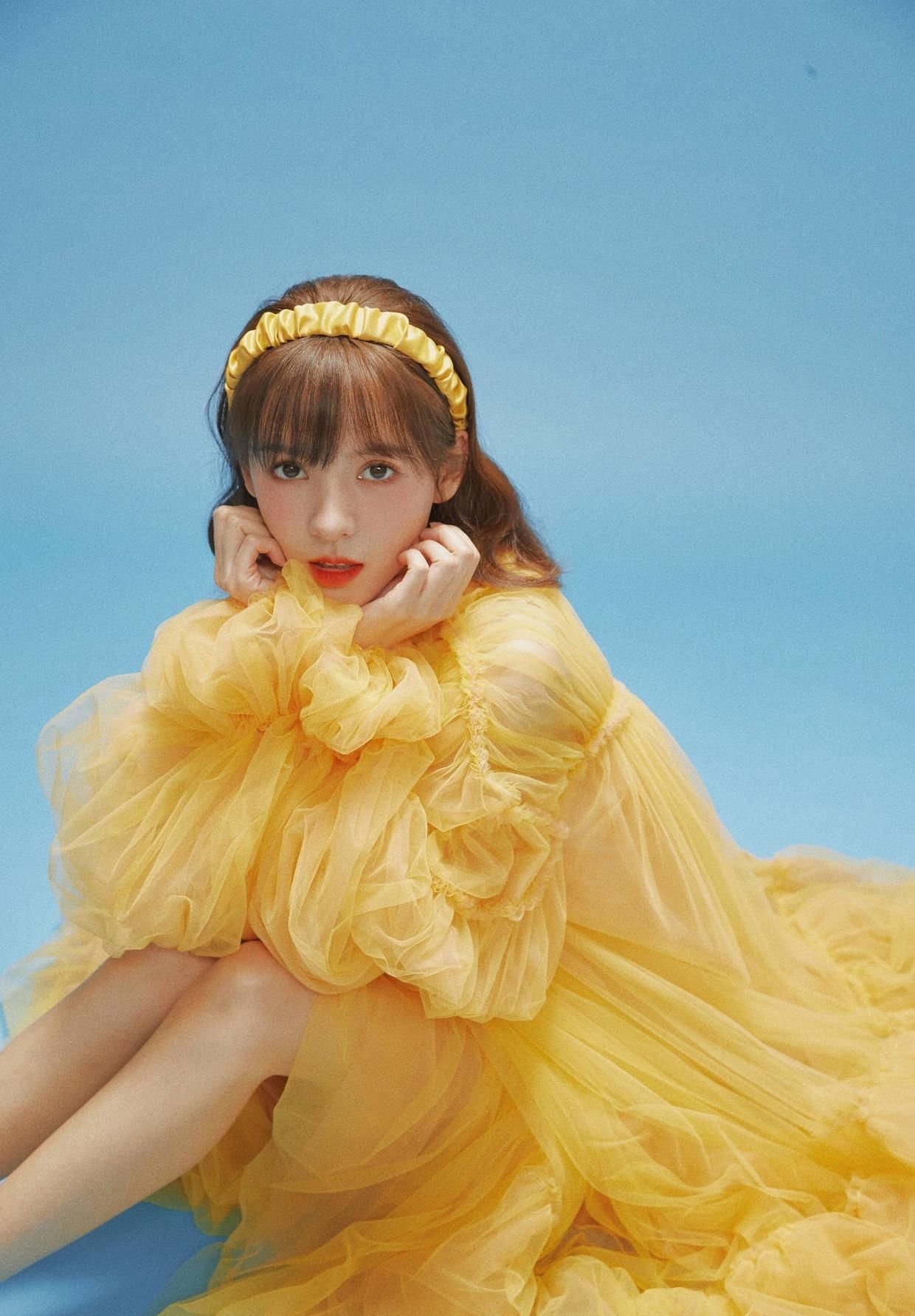 减龄|张予曦身材好又会穿，印花连体裤减龄时髦，秀“漫画腿”真惹眼