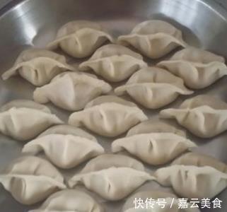 做白菜馅饺子，光用盐还不够！大厨教你一招，白菜鲜嫩不出水