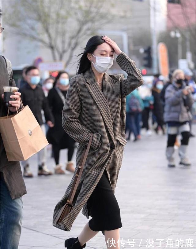 腰带|街拍穿风衣的美女们,腰带这样系才齐整,让生活更简约