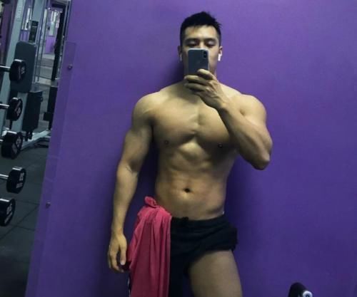 健身|大鼻子肌肉男因合照走红，大长腿腱子肉身材，一餐吃9个鸡蛋