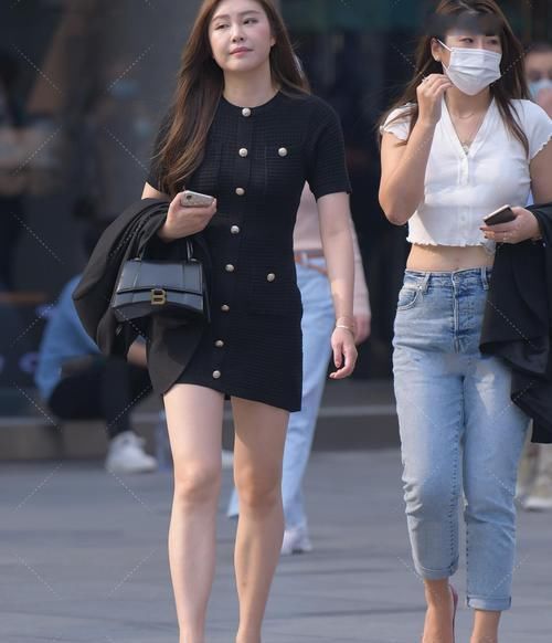 黑色“小香风”连衣裙,搭配排扣设计温柔大气,淑女感十足