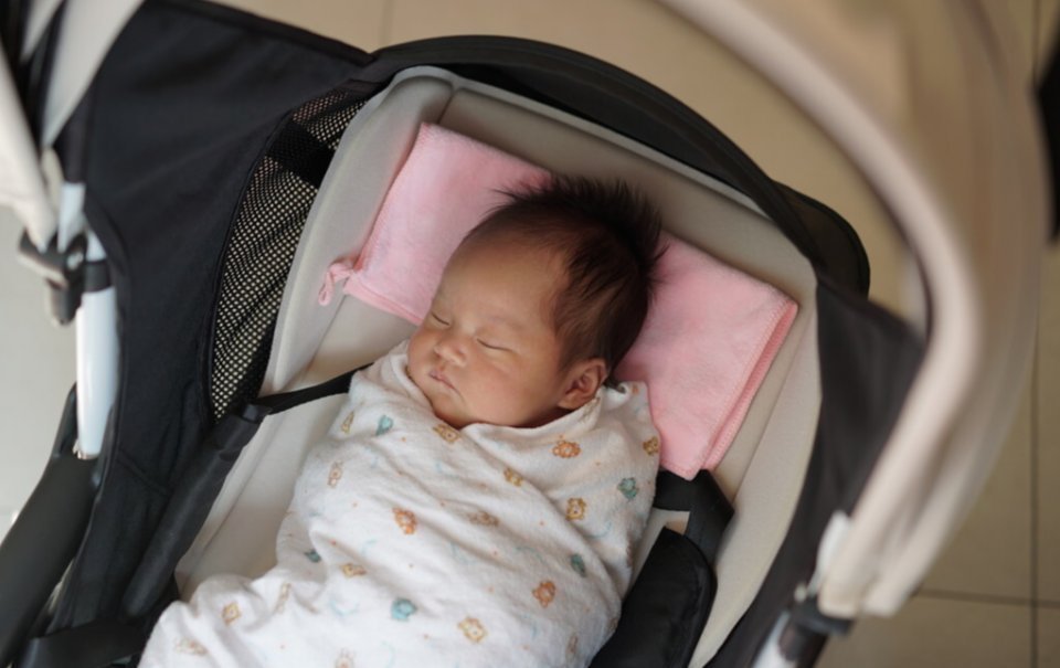 婴儿|选错婴儿车导致6月龄宝宝脊椎变形！不同月龄选购婴儿车，有讲究