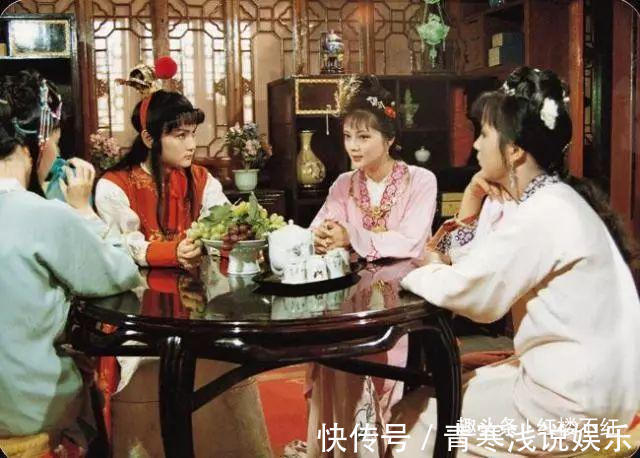 林黛玉$薛宝钗八面玲珑,却无知心好友;林黛玉矫情敏感,却有一番好人缘