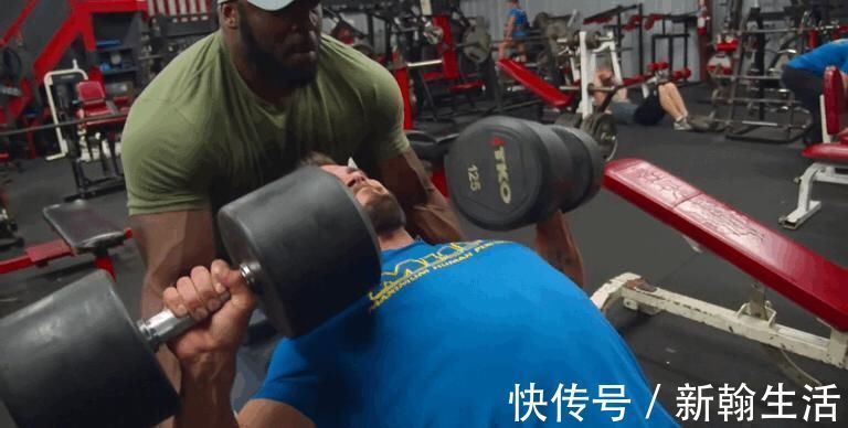 肘关节|练胸效果差，你胳膊伸太直了练卧推和俯卧撑时，这些错误不要犯