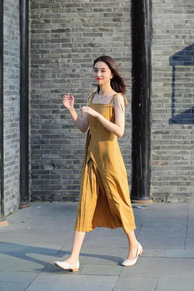 吊带背心|清新靓丽的时尚美女,吊带背心搭配休闲裤,干净利落