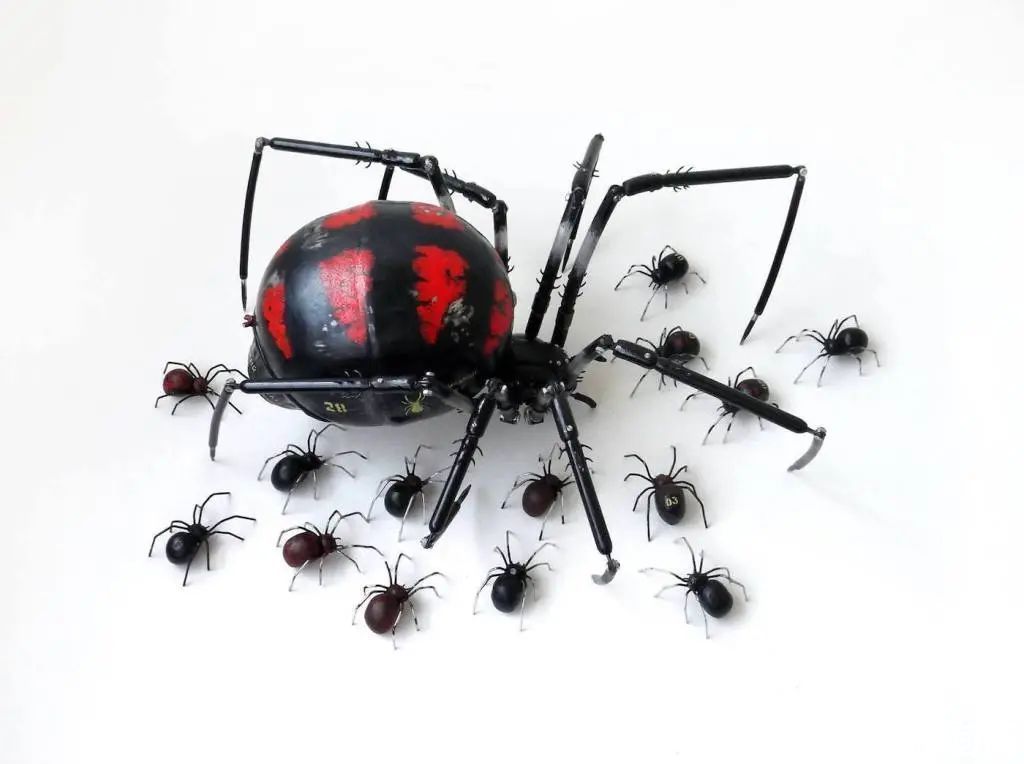 雕塑家$雕塑家收集废铁,打造朋克风金属动物,制作过程和作品都非常酷