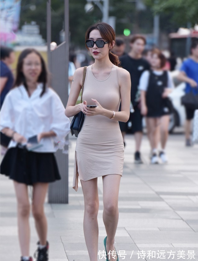 微胖 腿太长穿开衩裙就是霸气,一米八大长腿很是吸睛