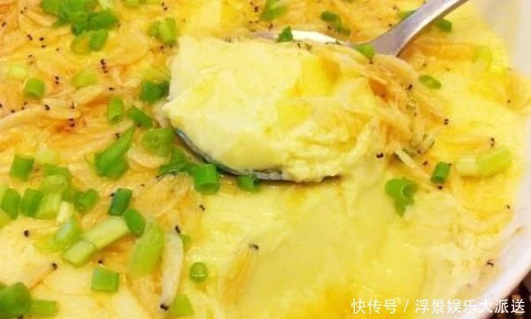 加水|蒸鸡蛋羹,不能直接加水,如果再加一步,鸡蛋就会光滑,没有蜂巢