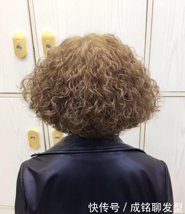 烫大卷结果烫成小卷好老气,多洗几次能变大吗?小卷是洗不大的