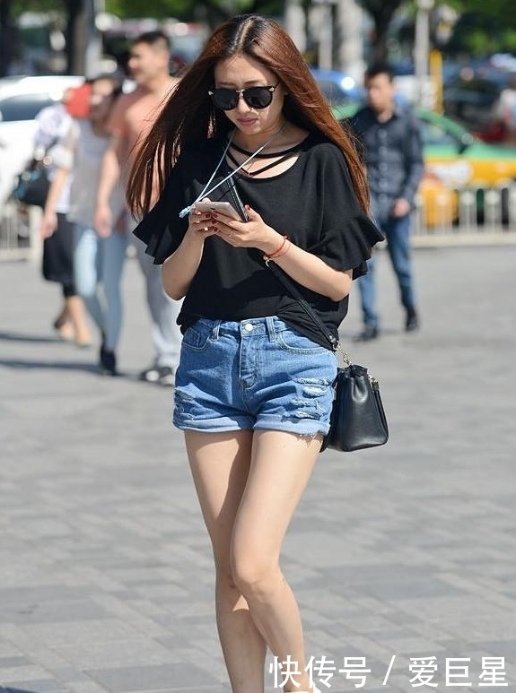 街拍：美女黄色一字肩上衣配短裤，身材丰腴，墨发如瀑，清秀动人