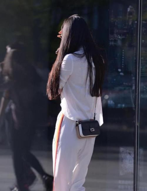 吊带|街拍艳若桃李的美女,一件套装吊带上衣配短裙,时尚魅力十足