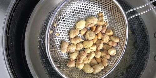 1碗花生米，1个鸡蛋，筷子一搅，酥脆又好吃，出锅后太香了