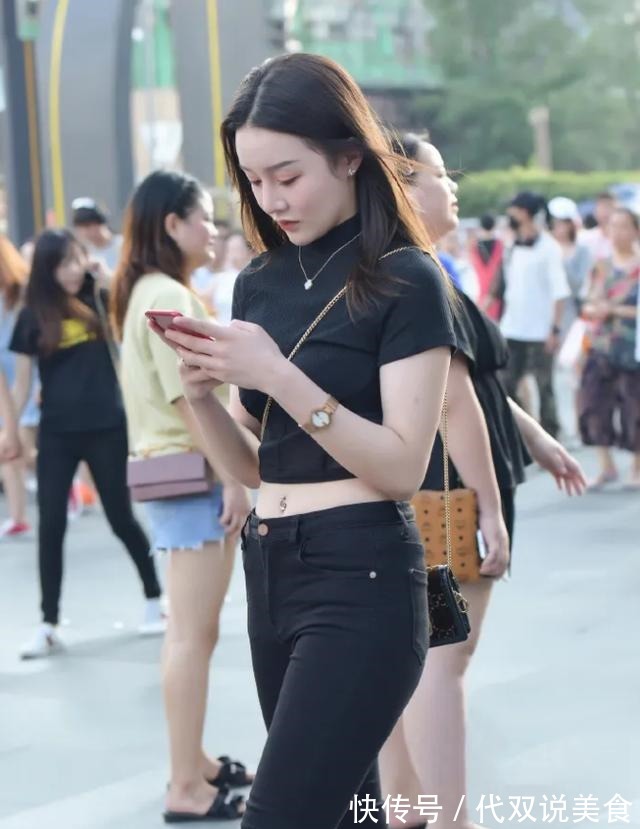 大长腿 姑娘又白又美,露脐黑衣配牛仔裤凸显好身材,浑身散发着迷人魅力