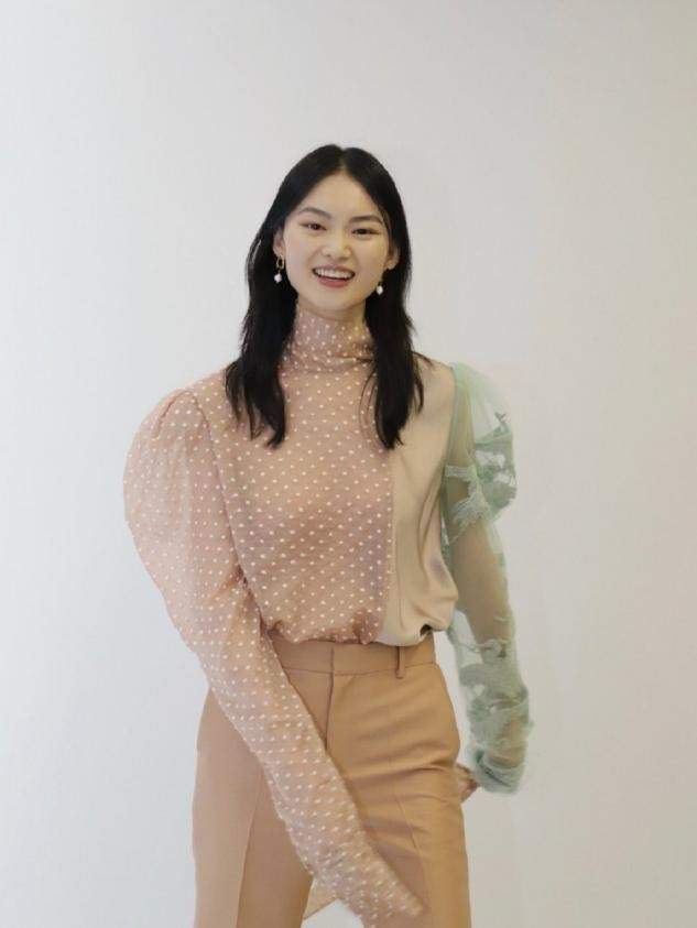 妹妹|贺聪带妹妹走秀,19岁妹妹同款丹凤眼似她翻版,五官柔和偏日系