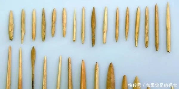  陕西省考古|四千年前的石峁遗址地面，神面纹石立柱依然矗立