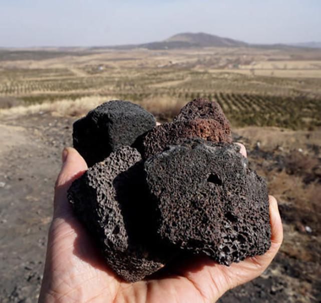 我国唯一建在火山口的寺院，建后火山再无喷发，游客捡火山石留念