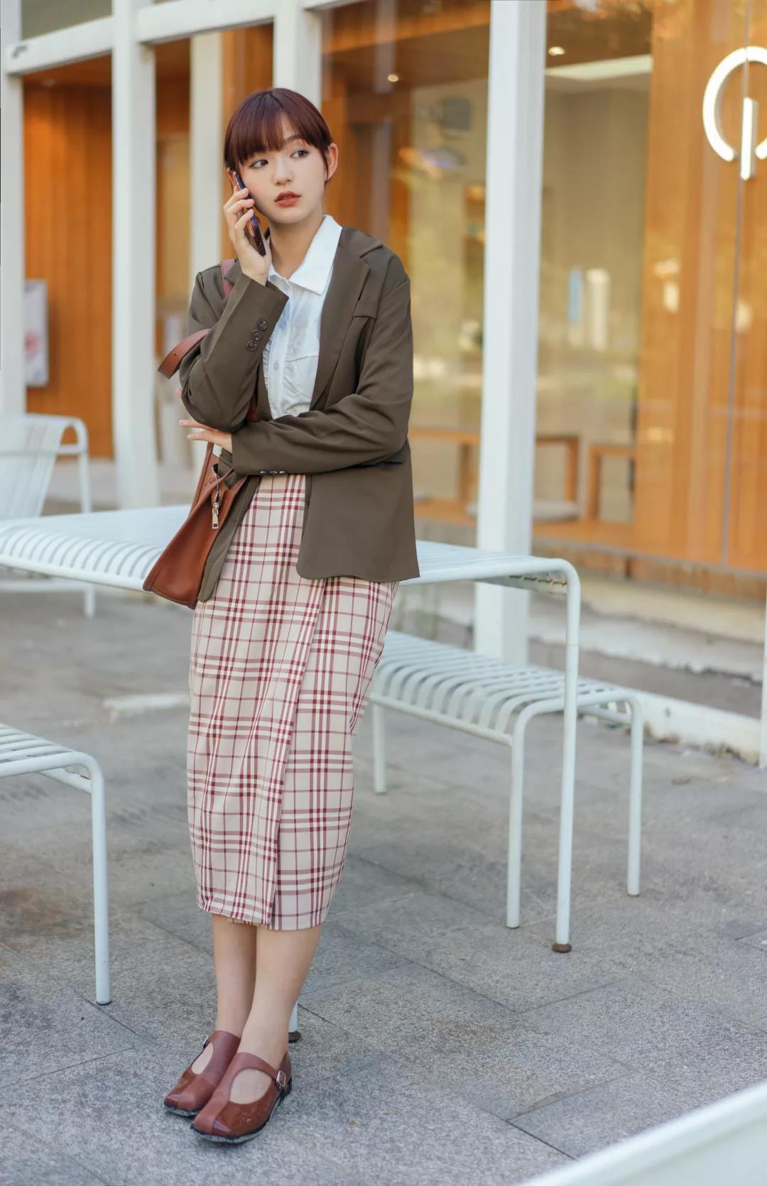 下半身|秋季如何穿搭?牛仔外套搭配半身裙,普通女生也能穿出高级感