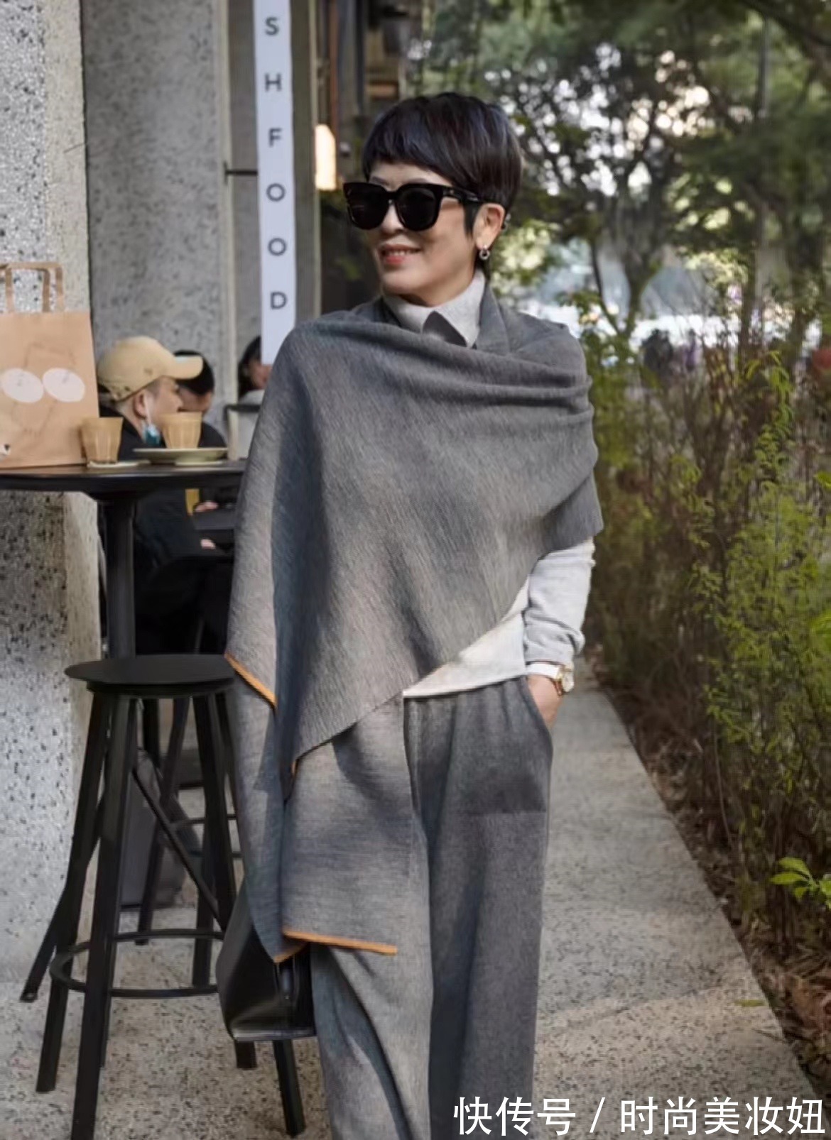 针织衫|这才是60岁女人该有的模样,靠穿搭赢得体面,气质真高级