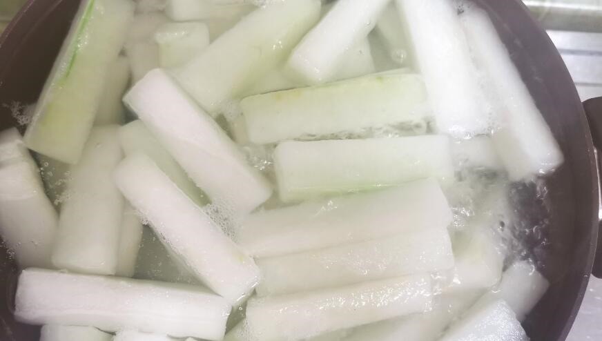 “此菜”几毛钱一斤,大爷一下买了50斤,煮一煮就值几十块一斤!