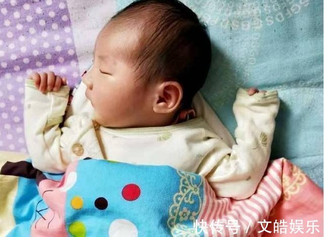 新生儿|新生儿宝宝偏爱“举手睡”，家长先别急着纠正，原因可爱又暖心