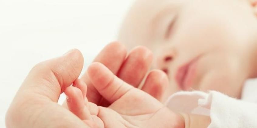 入睡|宝宝频繁夜醒?培养宝宝一个能力很关键,父母学会了孩子睡整夜