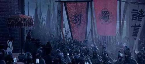 打仗|为什么古代打仗要举那么多旗子？占用大量人手举旗，不浪费吗？