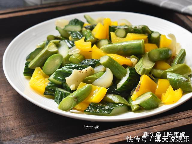 清甜|天热多吃蔬菜补充维生素，四种蔬菜一起炒，脆嫩清甜爽口