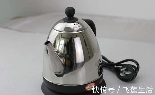 三无产品|宝妈在厕所刷马桶,儿子上来帮忙被推开,身后的一声惨叫让她后悔