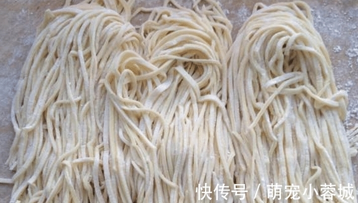 添加剂|想吃手擀面不要出去买，教你在家做，劲道爽滑，好吃零添加