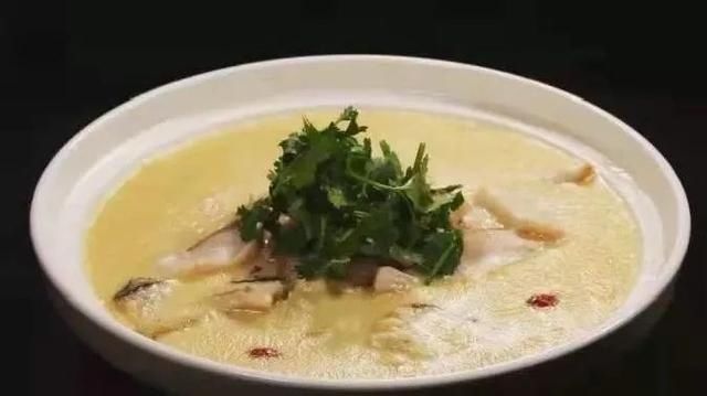 鱼类|鲫鱼、黑鱼、三文鱼…哪种鱼才是“营养冠军”？聪明人这样吃，功效翻倍