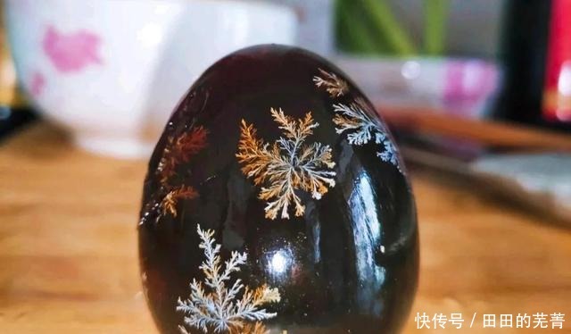 饭店大厨,皮蛋特别好吃,原来是这样切的,不沾刀,不散花