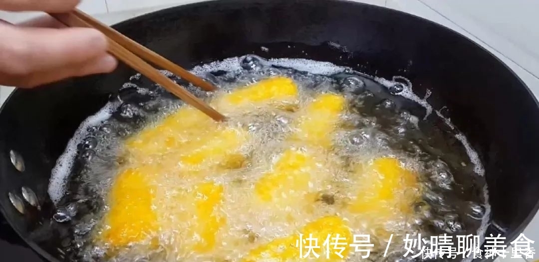 糯米又出新吃法,加2把红枣,个个焦脆又软糯,出锅孩子抢着吃