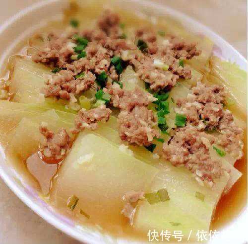 肉末蒸冬瓜。做法简便,清爽不油腻,冬瓜吸收汤汁特别入味下饭