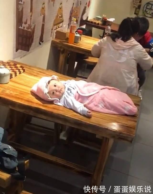 风中奇缘|年轻爸妈餐馆吃饭,将宝宝摆在身后餐桌上,餐馆老板看了无法淡定