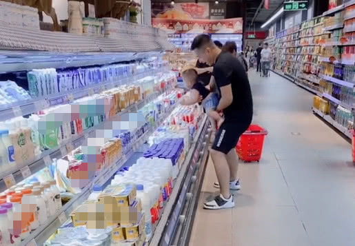 小手手|奶爸带娃“逛”超市火了,娃这年头大人真不好带,老是乱跑