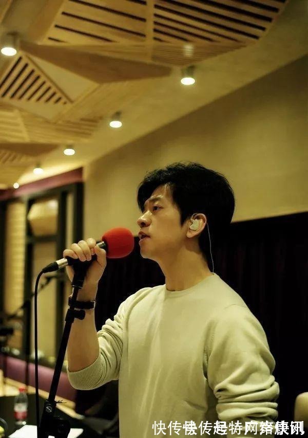 李健妻子罕见曝光, 不仅是清华博士还被星探搭讪