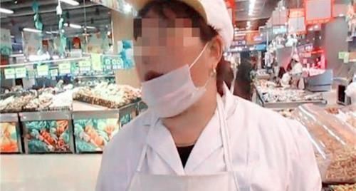 路人|儿子在超市剥了颗荔枝,被员工大骂没教养,宝妈的回答让路人佩服