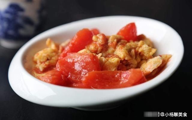 西红柿炒鸡蛋时,不要直接下锅炒,牢记三个技巧,鸡蛋鲜嫩没腥味