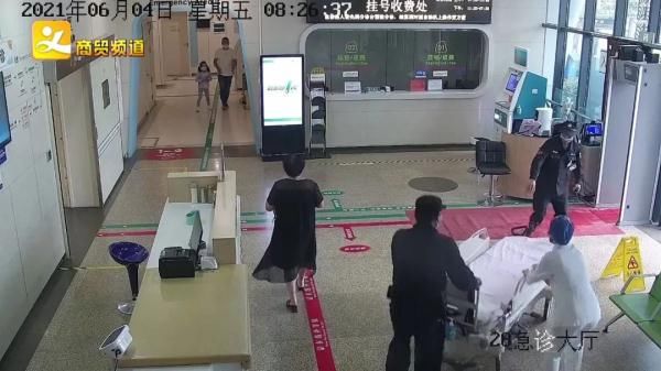 急诊科|“孩子生裤腿里了!”产妇医院门口站着生产,急诊科护士雨中接生