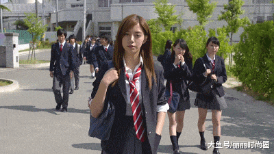 |搞笑GIF段子:我比较羡慕扛摄影师的小伙子