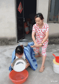 女同桌|“既然老干妈没有与腾讯合作,那么我手里这瓶老干妈是谁生产的?”哈哈哈哈qq飞妈