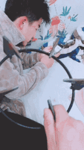 |搞笑GIF:据说老司机分析一位美女,只需要8秒钟