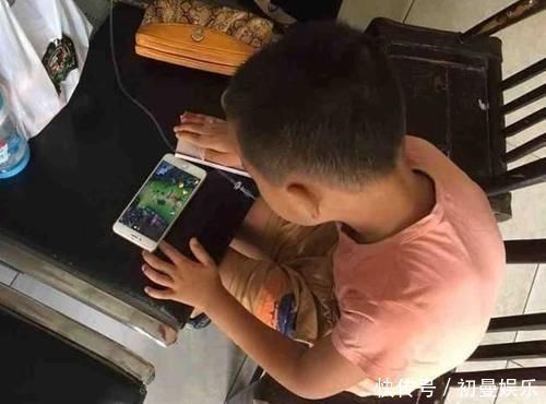 宝妈|5岁男孩带手机上学，老师怒摔手机，宝妈是谁给你的勇气摔手机