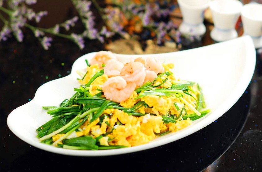 做韭菜炒蛋时,千万不要直接炒蛋!多加这1步,鸡蛋更嫩韭菜更绿