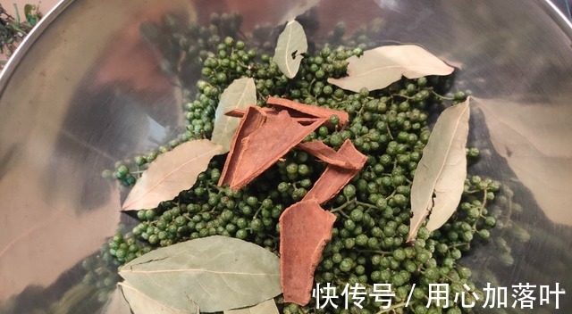 花椒油不要直接油炸,厨师长教你正确做法,又香又麻看一眼就会!