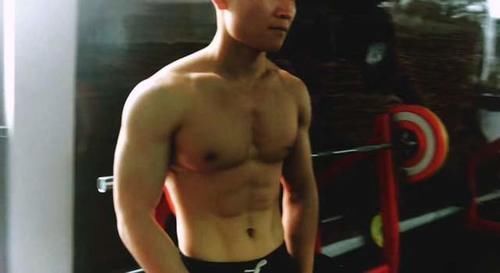 体脂|为啥有些人卧推重量很大，但是胸肌一般般？老师傅帮你分析分析