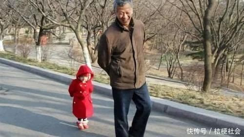 寒假|宝宝去爷爷家住了一个寒假,回来后走路姿势成了这样,妈妈笑翻