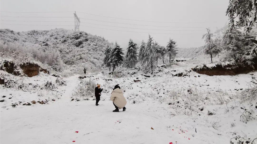 泥巴山解锁“雪景模式”！游客直呼过瘾！