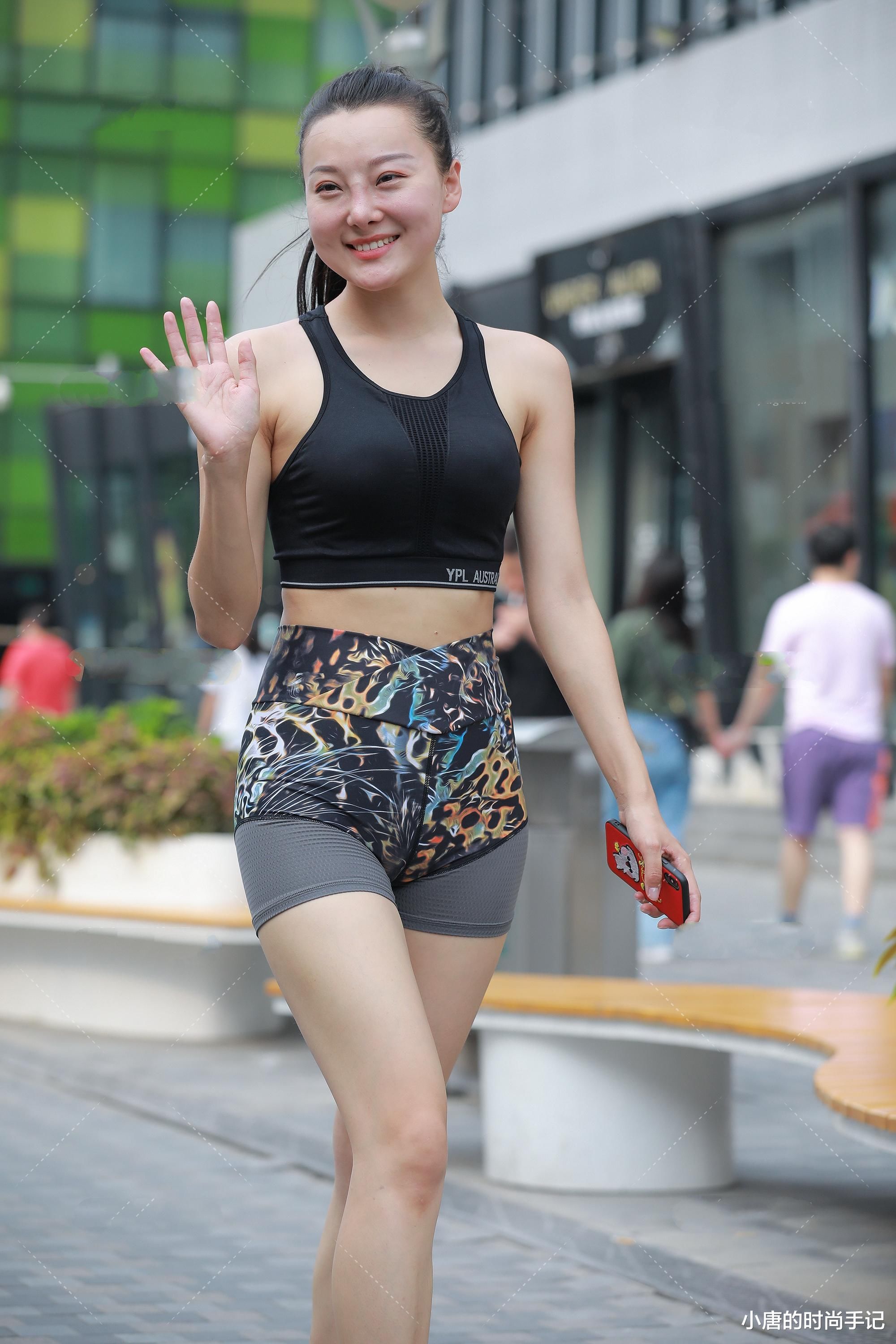 紧身艳丽的运动裤搭配简约运动背心，健康活泼，性感前卫